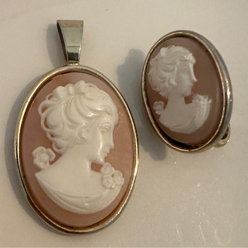 Vintage Giovanni Cameo necklace pendant and 1 earring clip on